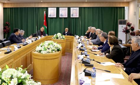 كيف نزيل العلكة عن الملابس. لجنة الطاقة تناقش شكاوى ارتفاع فاتورة الكهرباء