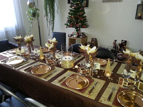 La décoration participe à la magie de noël, alors pas question de se louper au moment de dresser la table pour vous y aider voici quelques ambiances de tables dont vous pourrez vous inspirer royalement ! TABLE DE NOEL - toc-cuisine.fr