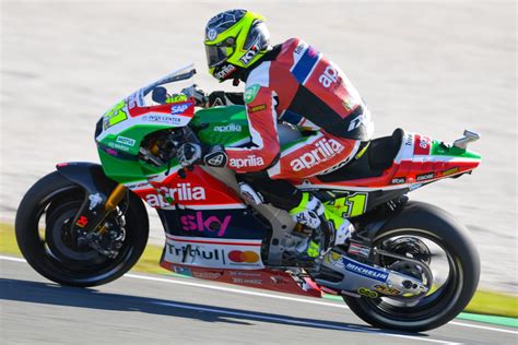 He competes in the motogp class of racing for aprilia racing team gresini.he was fim cev international championship winner of the spanish 125gp series in 2004. MotoGP™