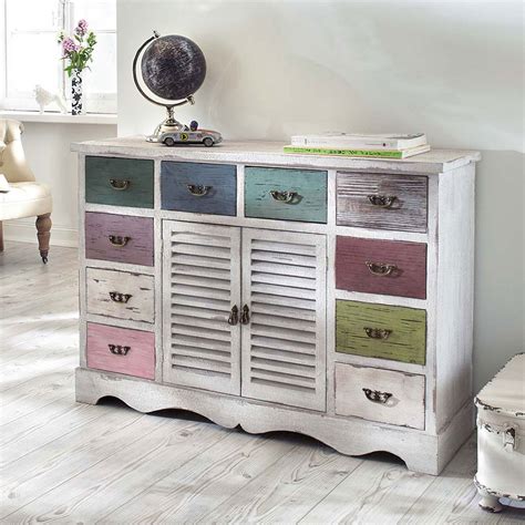 Zur kategorie vintage/retro zählen alte möbelstücke mit den üblichen gebrauchsspuren, auf alt designte möbel, die schon bei der produktion mit sichtbaren abnutzungsspuren versehen werden, und stücke aus alten. Weiße Shabby Kommode mit Pastell-Schubladen | Vintage ...