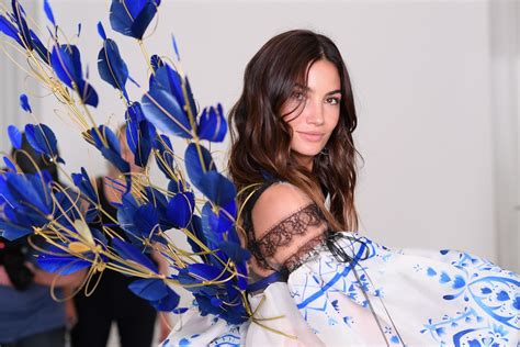 Lily Aldridge S Outfit At The 2017 Victoria S Secret Fashion Show Took A Week To Hand Paint
