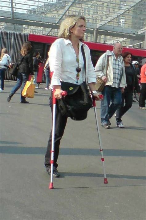 Amputee Mom Out For A Crutch In 2022 Amputiert Frau