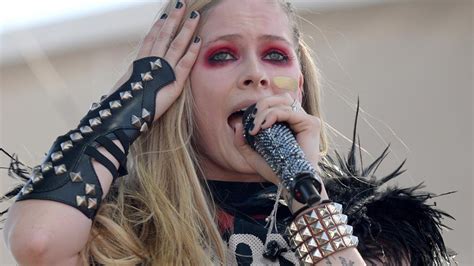 Avril Lavigne Makes Comeback After Lyme Disease Battle Newshub