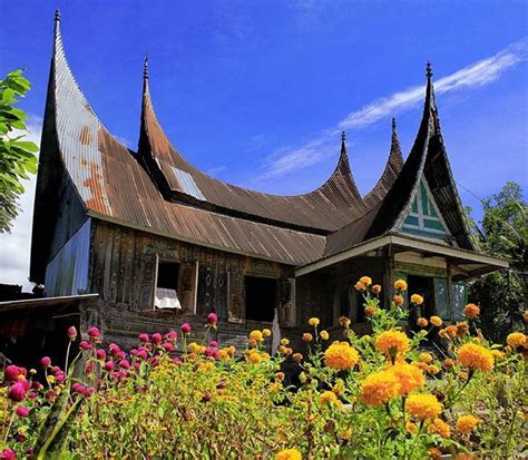 Hakekat dari rumah gadang, baik itu dari gaya seni bina, hiasan bagian dalam dan luar, pembinaan dan fungsi rumah adalah bentuk aktualisasi falsafah hidup orang minangkabau atau dalam pepatah alam takambang jadi guru. Ari Afandi on Instagram: "Rumah Gadang Penuh Warna dan ...