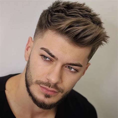 The trend for men's haircuts this fall are all about keeping some length to work with on top and styling the hair with a blow dryer to give it a nice natural wavy look. 27 Neu Haare Stylen Männer Kurz - Bayrays - hair | Haare ...