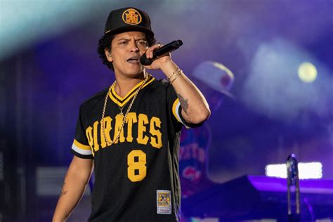 Bruno Mars Concert in Glasgow Stopped Midway - thestarsworldwide.com