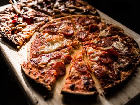 An extra large measures about 16 inches, medium is 12 inches and a small is 10. How Many People Does a Large Pizza Feed? (The Numbers Will ...