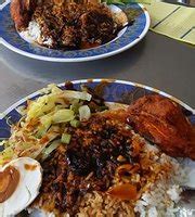 Nasi kandar is a iconic food synonymous with penang island, malaysia. The 10 Best Restaurants Near The Light Hotel Penang ...