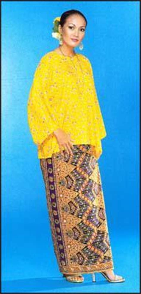 Sisi depan kebaya labuh dikaitkan dengan tiga buah kancing yang membuat bagian bawah kebaya tampak melebar dan terbuka. 5 Rekaan Fesyen Baju Raya Yang Telah Wujud Berkurun ...