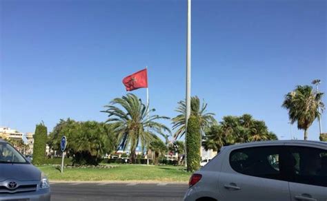 Bandera de marruecos disponible en tejido poliéster 100%, microperforado, de varias medidas desde 015×020 cm a 150×300 cm y de alta calidad. La bandera de Marruecos ondea en la rotonda de Pescadería ...