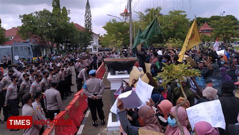 Ribuan Petani Tebu Kembali Unjuk Rasa Di Depan Pendopo Bupati Indramayu TIMES Indonesia