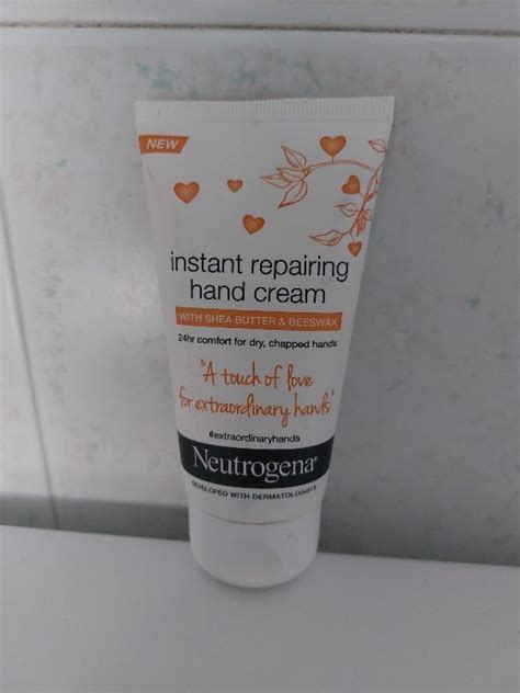 Neutrogena Instant Repairing Hand Cream With Shea Butter And Beeswax 75ml