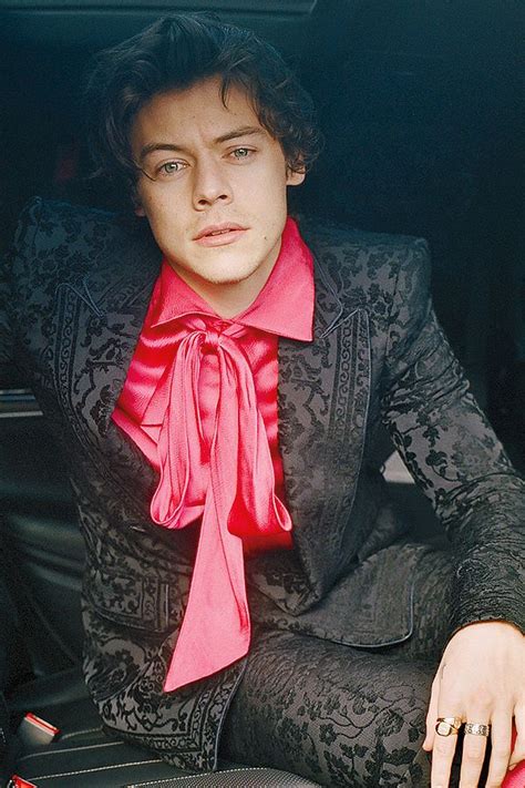 Harry styles and in his new photoshoot ✧ all the pictures all that i can say is: Rolling Stone May 4, 2017 in 2020 | Harry styles ...