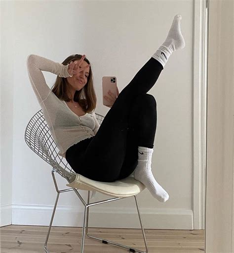 Pin Von Brenda Auf Selfcare Mädchen In Leggings Weibliche Füße Nike Socken