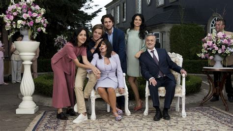 Tiene el encanto y el sabor del tipico pueblo pesquero, la tranquilidad de sus playas, su largo passeo. Most Hilarious Memes About Netflix's 'La Casa de la Flores'