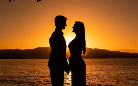 Couple 4k Wallpaper Silhouette Sunset Backlit Seascape