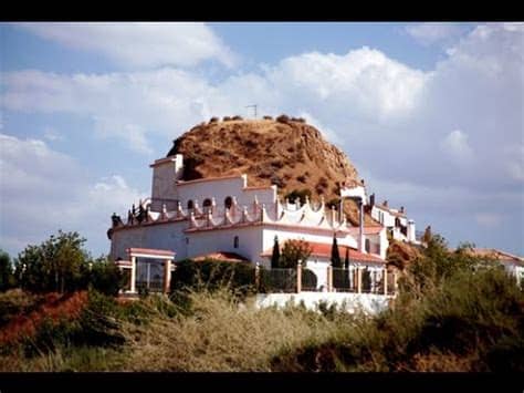 Las casas de las cuevas olmos presentan una decoración tradicional y disfrutan de una temperatura constante durante todo el año de 20 ºc. Casas Rurales Granada - Casas Cueva La Chumbera - YouTube