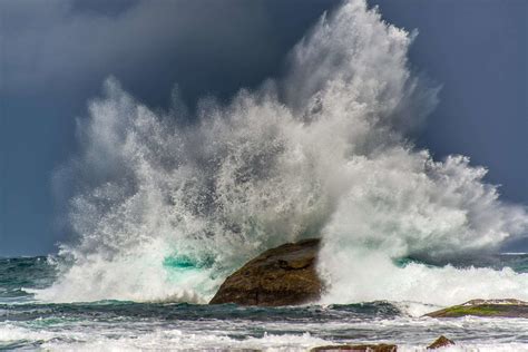 Waves Splashing Against Ocean Rocks Hd Wallpaper Background Image