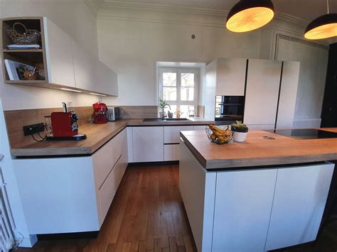 Dans une vaste cuisine fermée, il devient le point central autour duquel s'organise la préparation des repas puis leur dégustation. Rénovation de cuisine avec îlot à Nantes