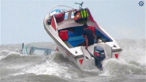 ঘূর্ণিস্রোতে স্পিড বোট ডুবে যেতে লাগলো স্পিডবোটের বিপজ্জনক অবস্থা Speed Boat Risky Big