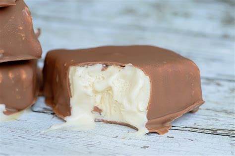 The klondike original ice cream bar is a hunk of creamy artificially flavored vanilla light ice cream covered in a thick milk chocolate flavored coating. Copycat Klondike Bar Recipe (Can Even be Made Paleo ...