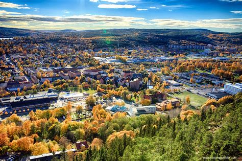 The city population is about 51,000 (2010), but including suburbs the total is close to 100,000. Sundsvallsbilder.com: Utsikt från Norra berget