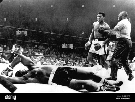 Muhammad Ali Cassius Clay Amerikanischer Boxer Im Boxring Mit Sonny Liston