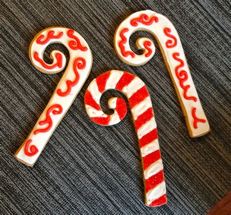 How to decorate marbleized ornament and candy cane cookies. Blonde in the Kitchen: Decorated Candy Cane Cookies