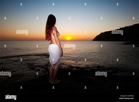 Joven Y Bella Mujer Desnuda Mirando El Amanecer En La Playa De Rodas