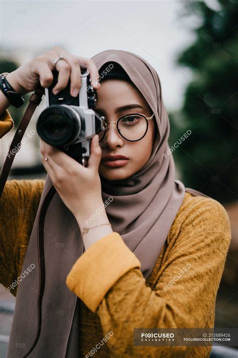 Junge Asiatische Muslimin Im Hidschab Fotografiert Mit Kamera — Konzentriert Brille Stock