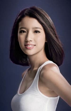 黃心穎露半球的衣著的確令人想入非非，大家還記得tvb女神團（黃心穎、 蔡思貝 、馮盈盈 、張寶兒 、邵珮詩）嗎？ 心穎雖然是非專業歌手，但總算跳出一段舞蹈，相信她下了不少苦功。 2013香港小姐競選 - 蔡思貝 Sisley Choi - 佳麗檔案 - tvb.com