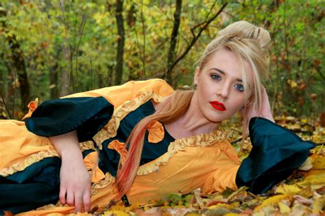 fotos gratis bosque niña mujer fotografía flor modelo primavera otoño ropa amarillo