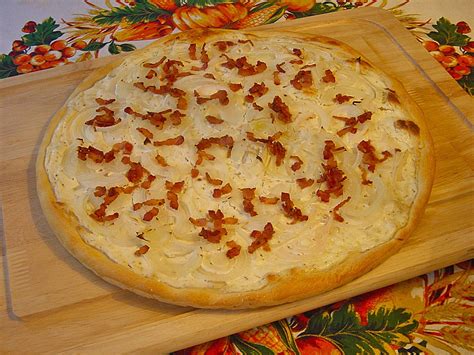 Short recipe how to prepare flammen kuchen (germany) or tarte flambee (french) from alsace region. Flammenkuchen (Rezept mit Bild) von lavandula1 | Chefkoch.de