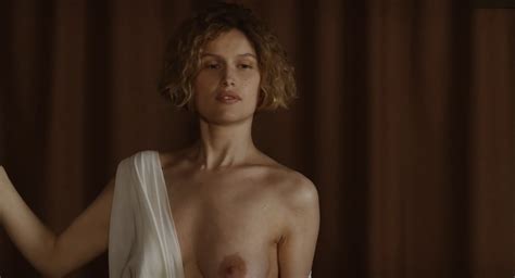 Nude Video Celebs Laetitia Casta Nude La Jeune Fille Et Les Loups
