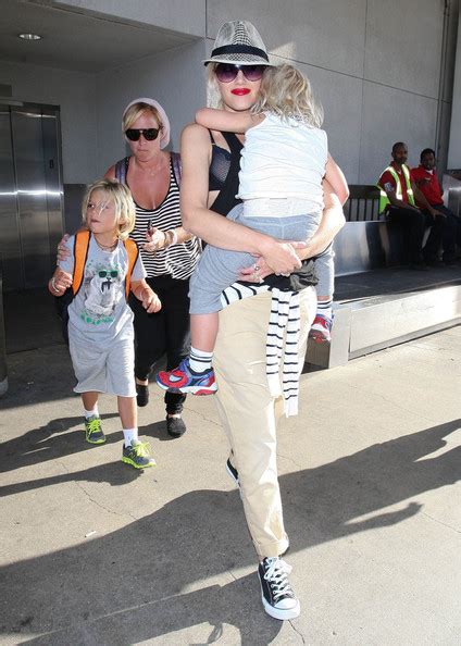 Gwen Stefani And Son Arriving On A Flight At Lax [august 8 2012] Gwen Stefani Photo 31771281