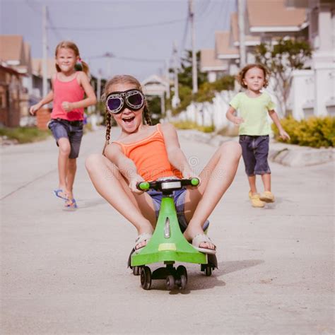 Drie Gelukkige Kinderen Die Op De Weg Spelen Stock Foto Image Of