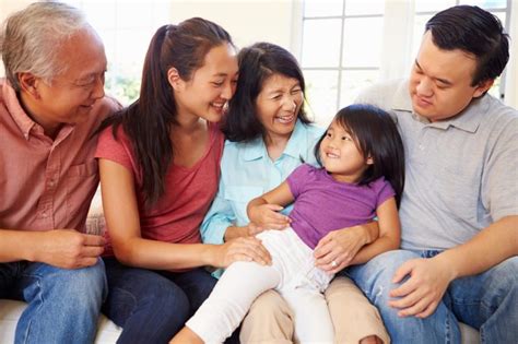 Jalin komunikasi yang baik antar anggota keluarga. 5 Kunci Memiliki Keluarga Bahagia - Bebaspedia.com