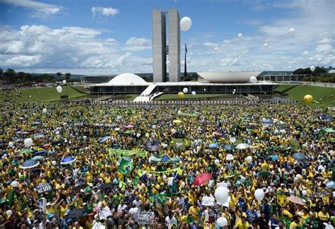 Eu estou ali no meio, olha la eu.to perto da árvore, viu? Diversas manifestações marcadas para hoje em Brasília ...
