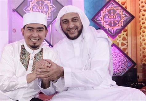 Syekh ali jaber melanjutkan, dirinya tidak mengetahui apakah pelaku beraksi seorang diri atau ada orang lain yang mungkin melarikan diri setelah penusukan. Syekh Ali Jaber Meninggal Dunia, Ustaz Solmed: Kaget ...