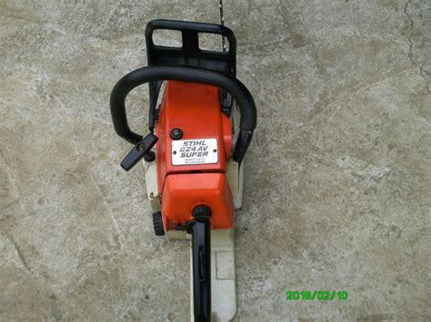 The stihl 024 av chainsaw uses a gas fuel system. motorna pila stihl 024 av super electronic