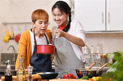 Familia Asiática Feliz De Madre Padre E Hija Cocinando En La Cocina
