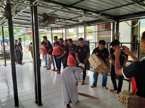 Orang ramai menikmati juadah berbuka puasa bersama keluarga ketika tinjauan lensa malaysia gazette di sekitar dataran shah alam, selangor. Pertubuhan Amal Kebajikan Insan Sejagat (Pakis) - Darul ...