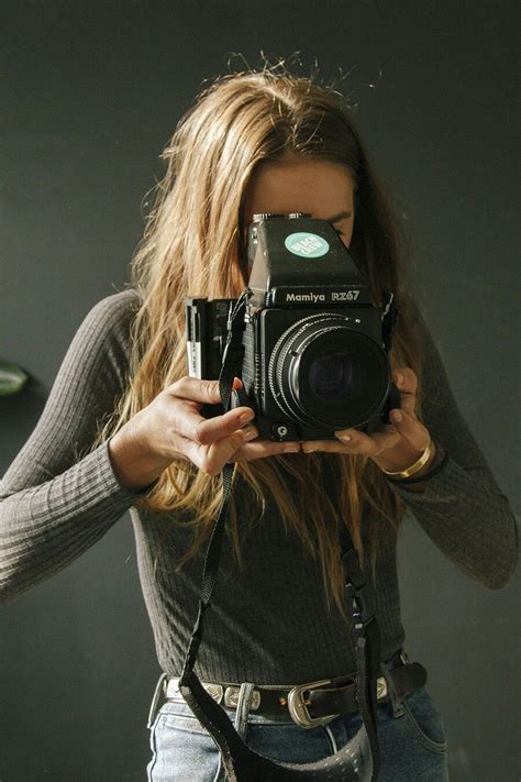 Pin By Les Kish On Camera Girls With Cameras Female Photographers Photographer