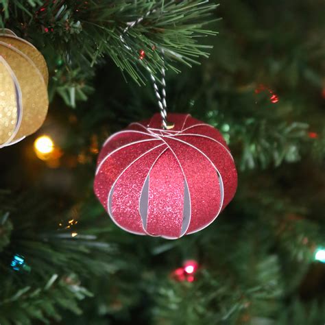 Easy paper strip Christmas ornaments kids can make! - It's Always Autumn
