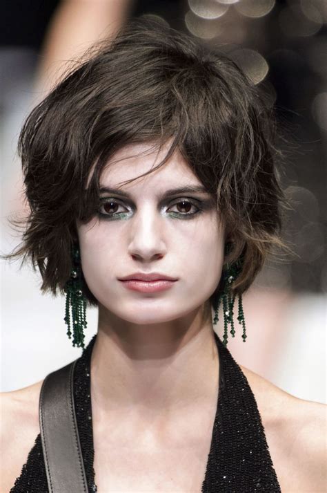 Puoi anticipare i nuovi trend della moda capelli ispirandoti a queste foto che ti mostrano tagli corti e medi, capelli lunghi e le nuove tendenze sulle acconciature, sempre utili in. Movimento + volume = 10 tagli capelli scalati moda inverno ...
