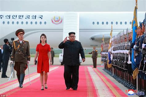 Der knapp 1,79 meter große politiker besuchte eine internationale schule in der schweiz, spricht deshalb fließend deutsch. Kim Jong-un and wife pose with Chinese President Xi ...