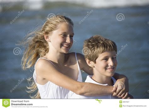 schwester die ihren bruder umarmt stockbild bild von bruder kind 2051627