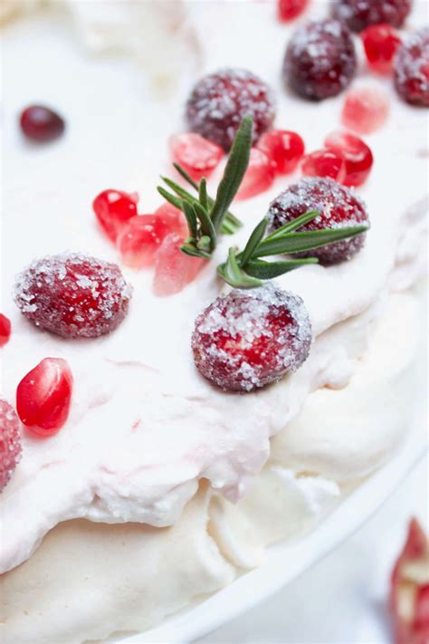 Aus living at home 4/2014. Leckeres Rezept für Weihnachten: Pavlova mit Cranberries ...