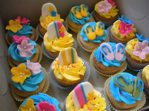 Apple royal icing cake decorations (optional but look so cute). Flour Girl Designs: Luau Birthday