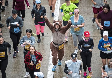 2022 Pittsburgh Marathon Runners Supporters Crowd Citys Streets As